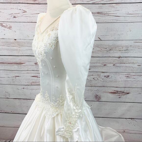 Alfred Angelo Vintage Ivory Bridal Gown w/ Veil - Picture 5 of 8